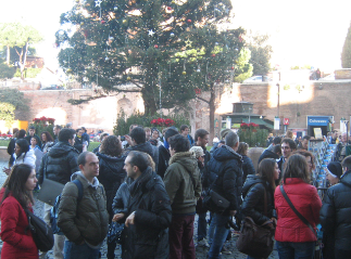 Di fronte al Colosseo